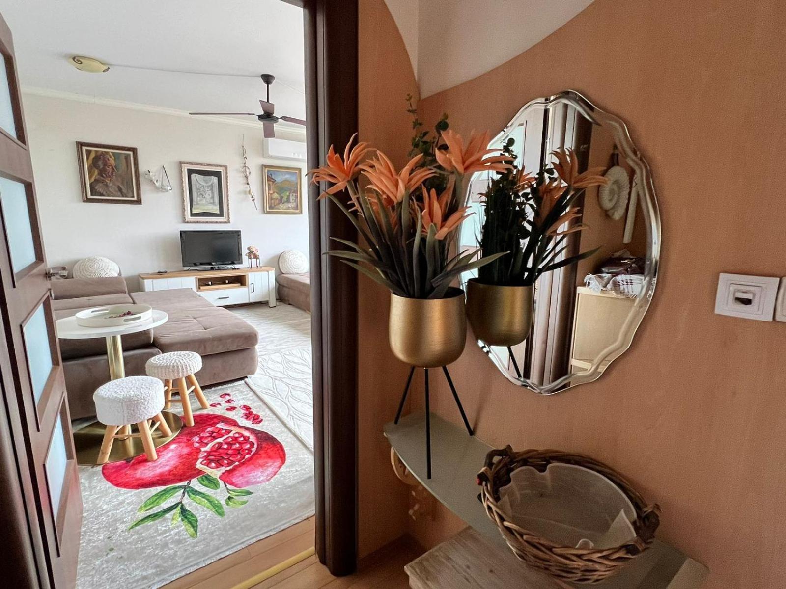 Downtown Central Apartment With Working Kitchen, City Views & Free Parking Kazanlak Ngoại thất bức ảnh