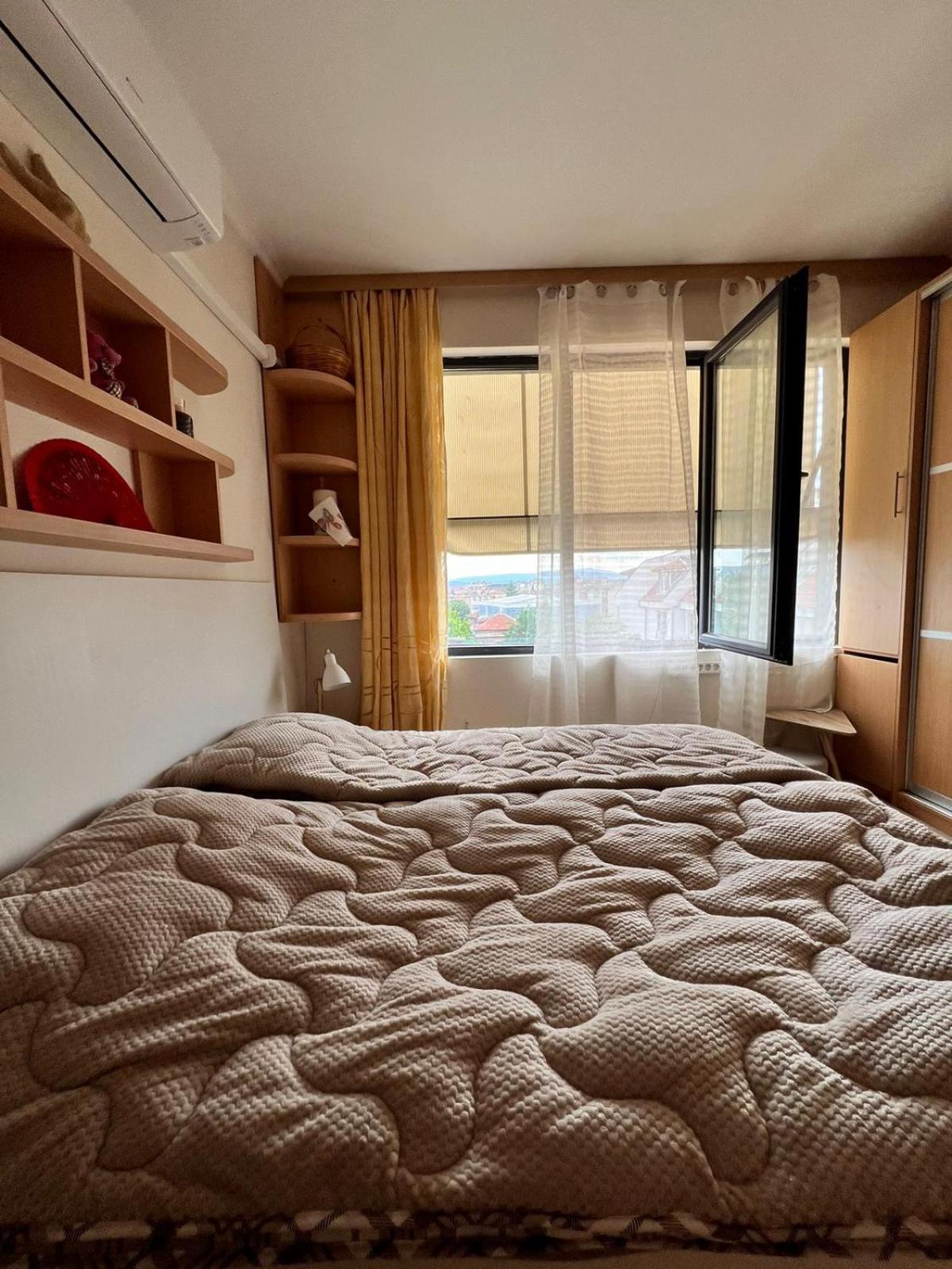 Downtown Central Apartment With Working Kitchen, City Views & Free Parking Kazanlak Ngoại thất bức ảnh