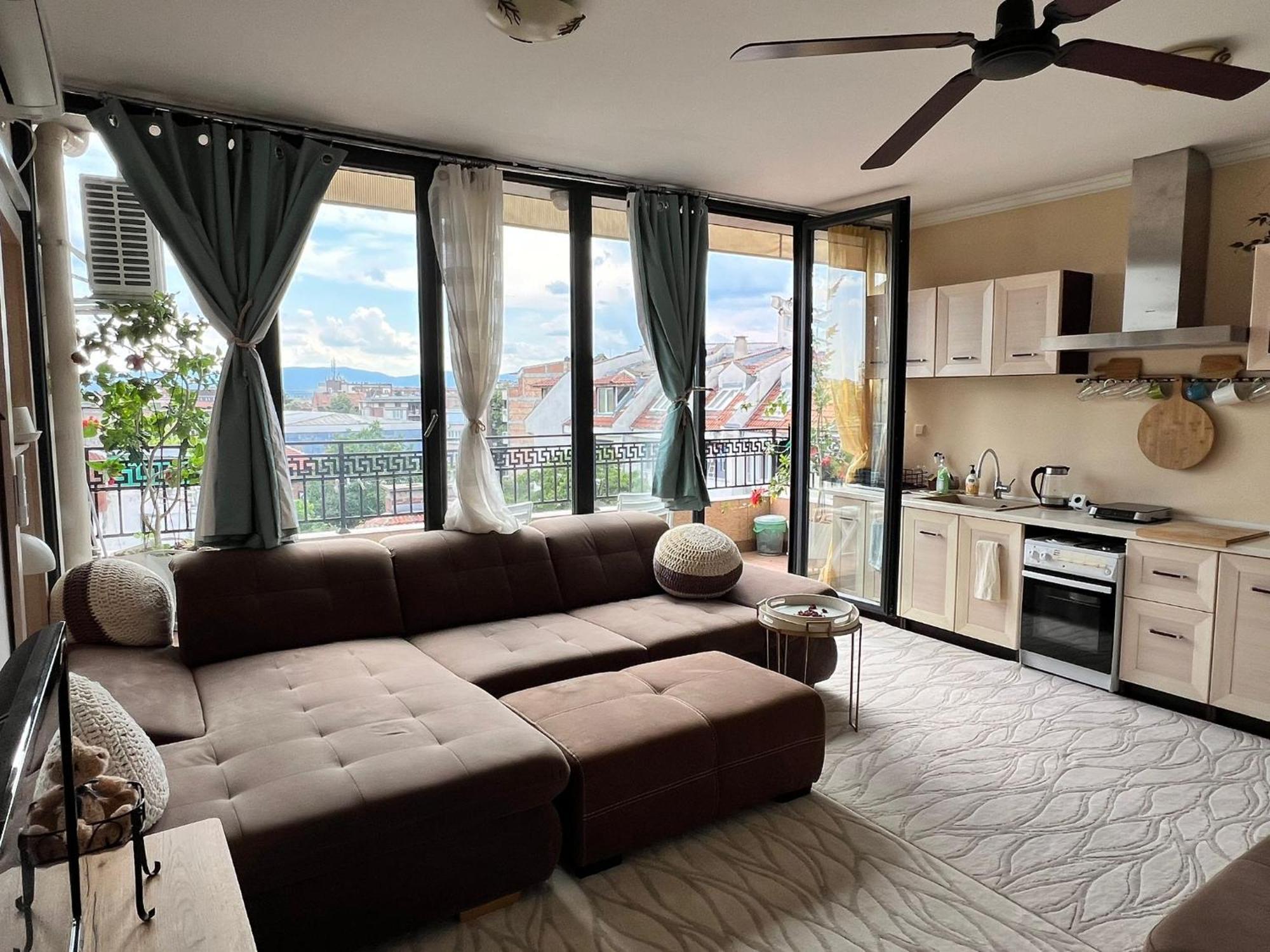 Downtown Central Apartment With Working Kitchen, City Views & Free Parking Kazanlak Ngoại thất bức ảnh