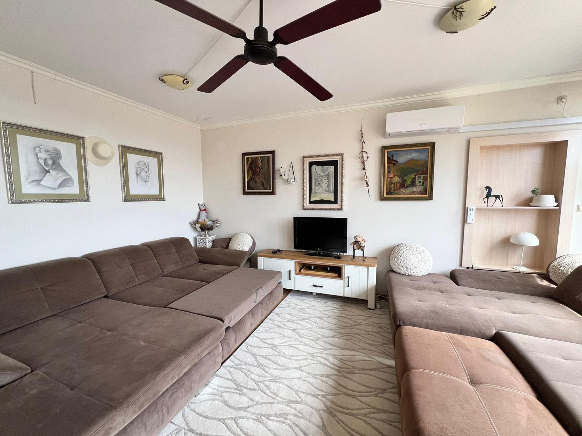 Downtown Central Apartment With Working Kitchen, City Views & Free Parking Kazanlak Ngoại thất bức ảnh