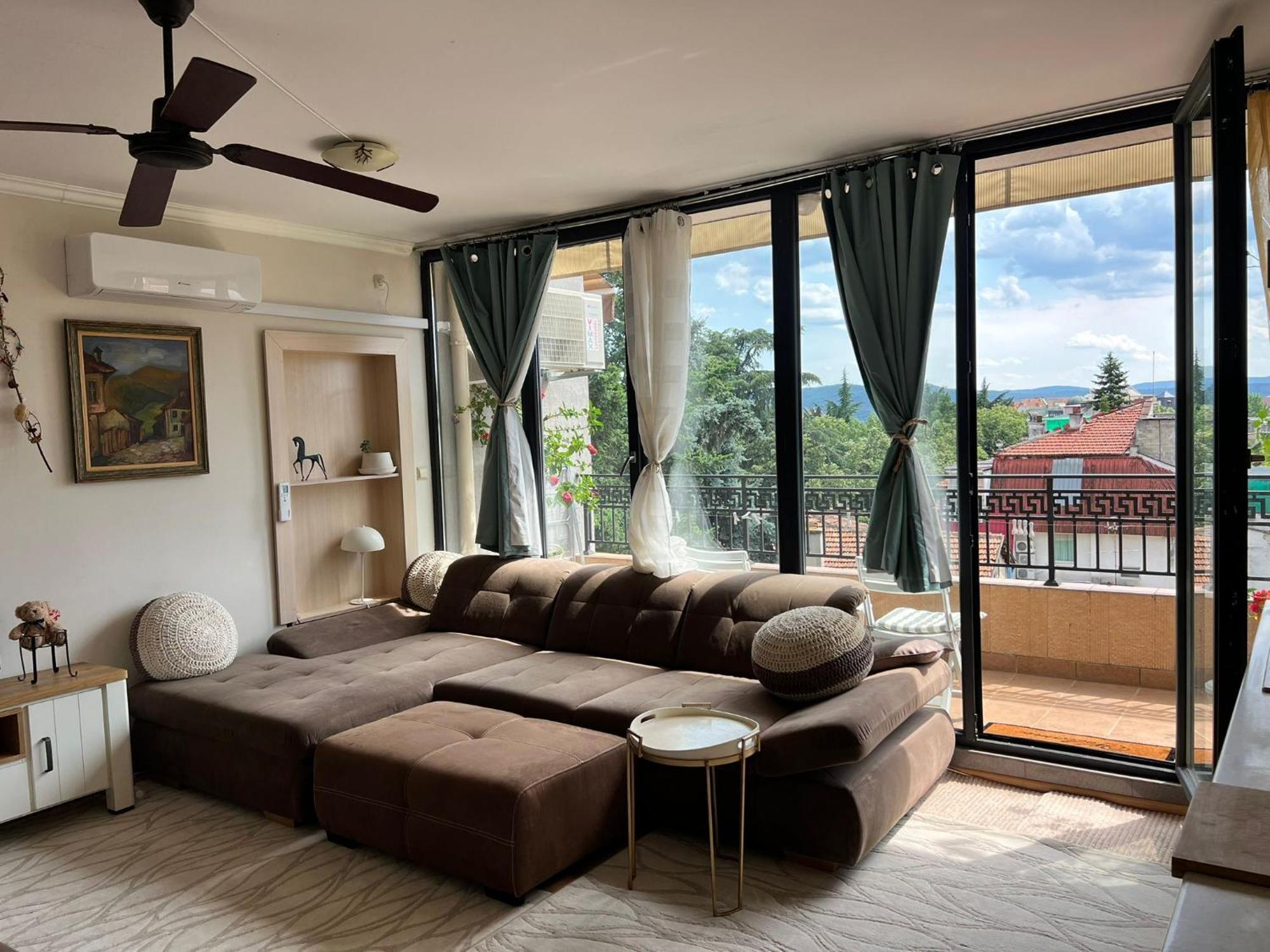 Downtown Central Apartment With Working Kitchen, City Views & Free Parking Kazanlak Ngoại thất bức ảnh
