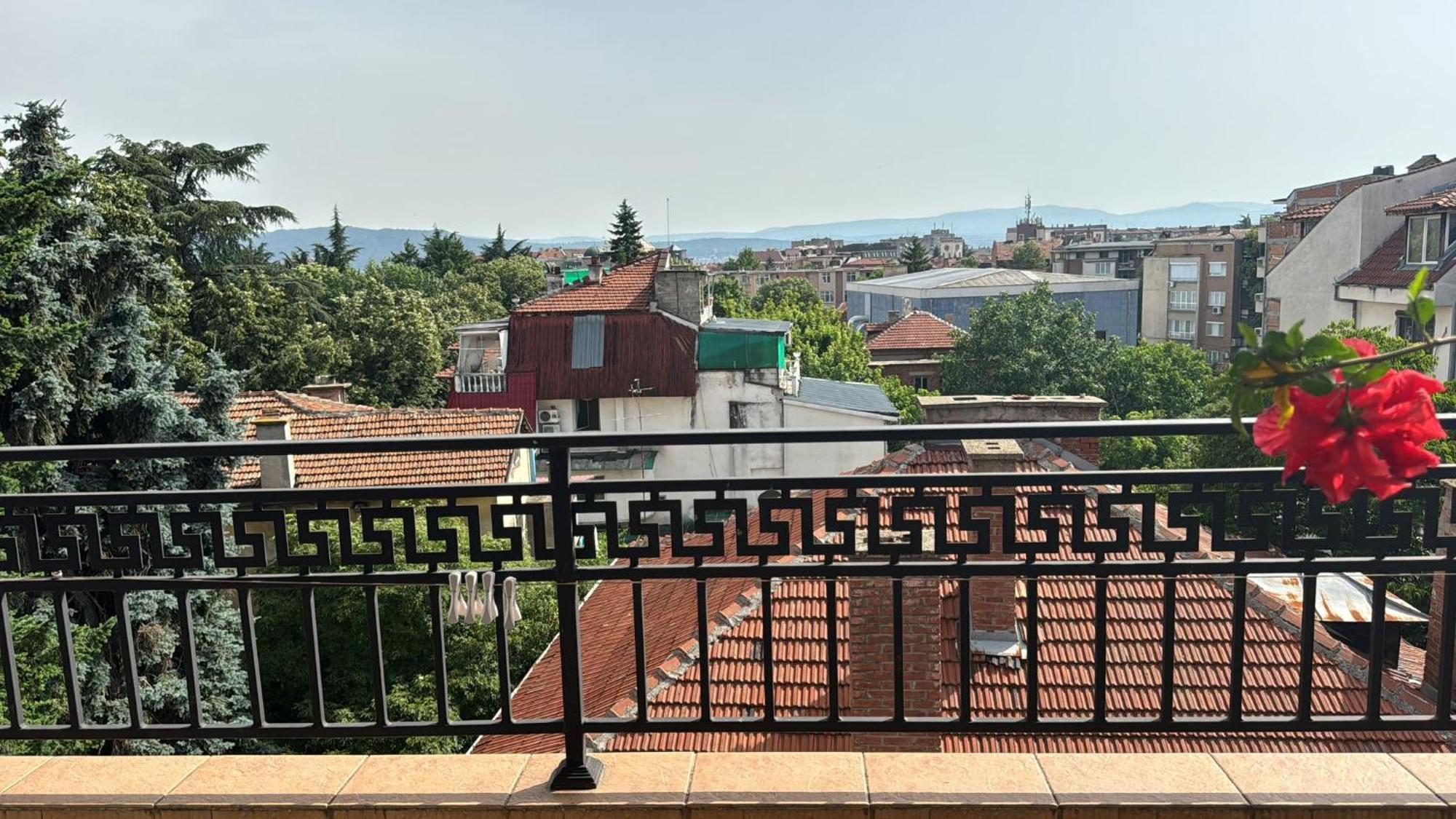 Downtown Central Apartment With Working Kitchen, City Views & Free Parking Kazanlak Ngoại thất bức ảnh